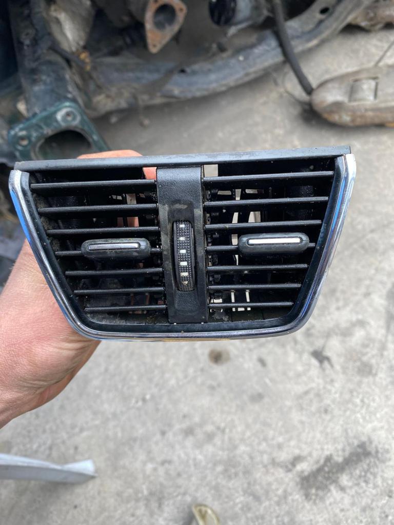 Skoda Octavia konsol arkası ızgara Skoda Octavia konsol arkası ızgara