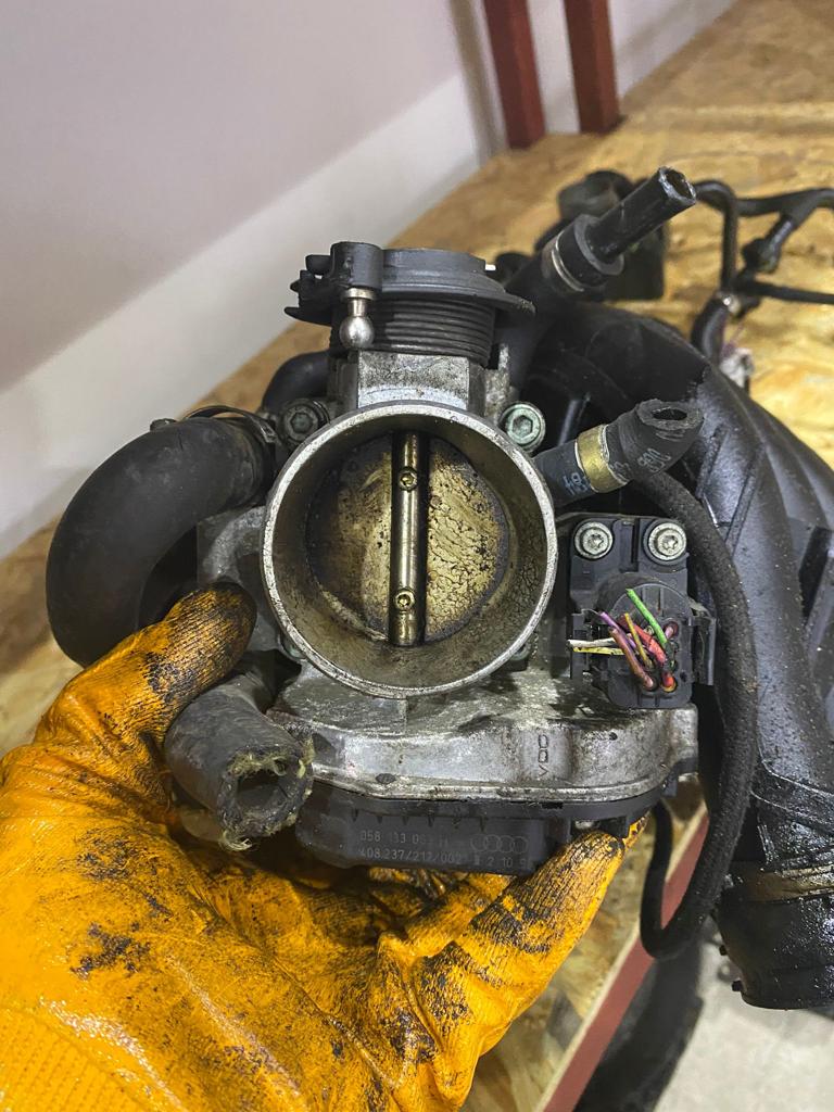 AUDİ A4 1.8 düz gaz kelebeği AUDİ A4 1.8 düz gaz kelebeği
